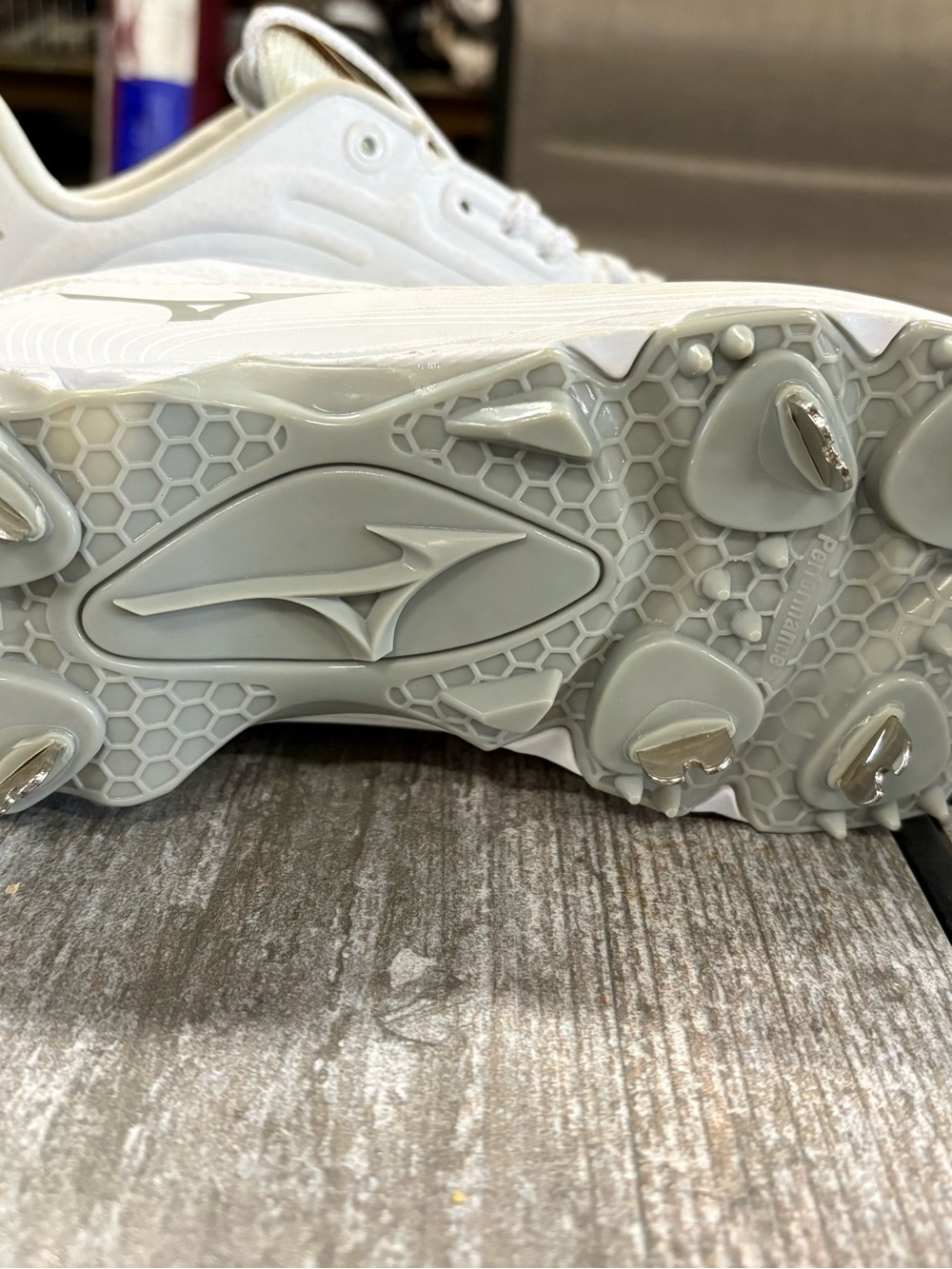 Mizuno White Low-Top Sport Cleats with Silver Logo - Picture 3 of 5